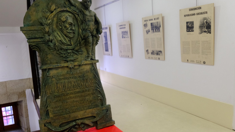 Réplica da placa orixinal no Ateneo